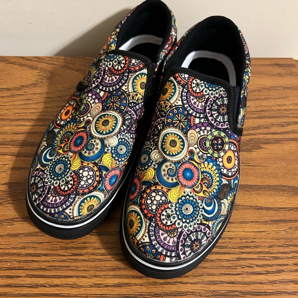 Brand New Unisex “Yes We Vibe” Slip On Sneakers Men Size 8 And Women Size 10